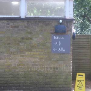 Toilet block near Brentford Gate