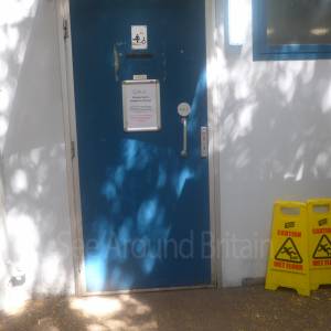 Toilet block near Brentford Gate